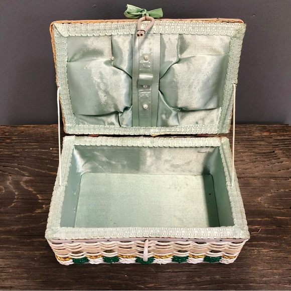 Vintage Sewing Basket & Bits of Trims etc, Retro Sewing Caddy, Sewing Box/Kit - Picture 8 of 10